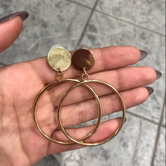 Gold dangle hoop earring - Picture 3 of 4